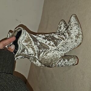 Womens sz 7 Cape Robbin velvet heeled boots. Side zippers Beautiful